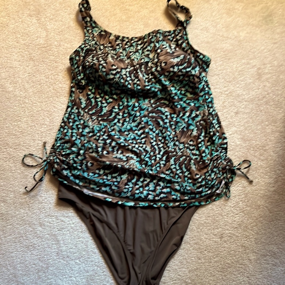 Anita  highneck tankini with a feather motif sz 10